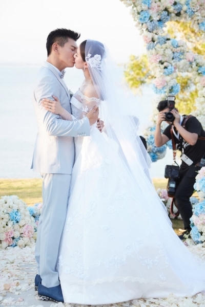Ngô Kỳ Long quỳ xuống trao nhẫn cho cho Lưu Thi Thi. Ảnh: Sina.