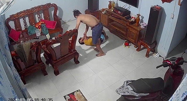 Cha dượng đánh đập dã man con riêng của vợ cũ ở Bình Phước.