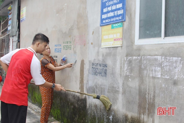 Cùng nhau làm đẹp khu phố cũng là lúc bà con thêm gắn kết tình làng nghĩa xóm.
