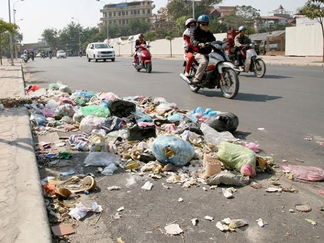 Rác ngập đường phố.