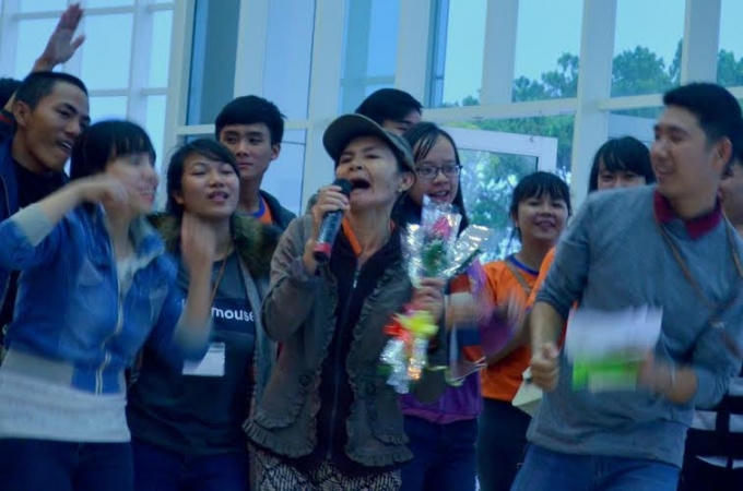 Chương trình được tổ chức trong những ngày Giáng sinh đã gần kề, giữa tiết trời se lạnh và cơn mưa tầm tã nhiều ngày liền thêm nhiều ý nghĩa.