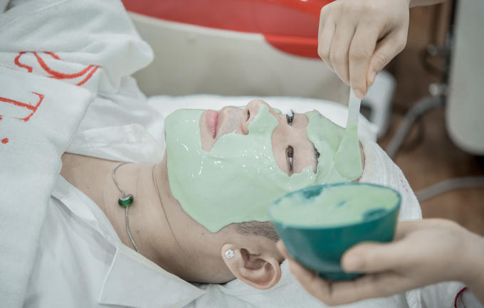 Ngo&agrave;i c&ocirc;ng việc tập luyện thể lực cũng như trau dồi giọng h&aacute;t, th&igrave; Quang H&agrave; thường xuy&ecirc;n đến spa để l&agrave;m đẹp cho da mặt căng săn, trắng hồng, đặc biệt trị liệu hết mụn.