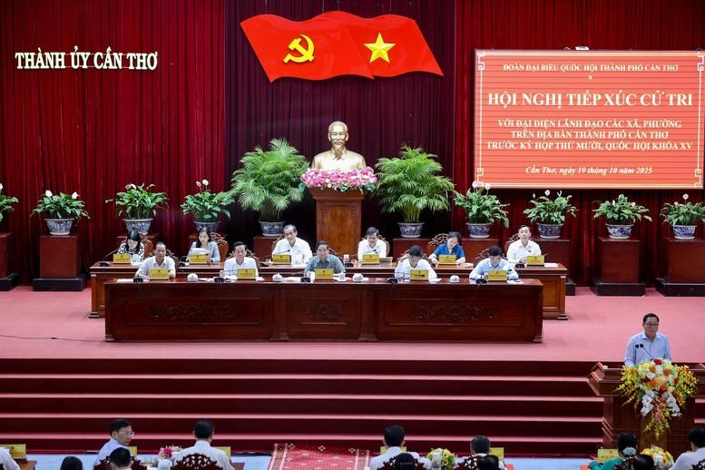 Thủ tướng cùng các ĐBQH trả lời các ý kiến của cử tri.