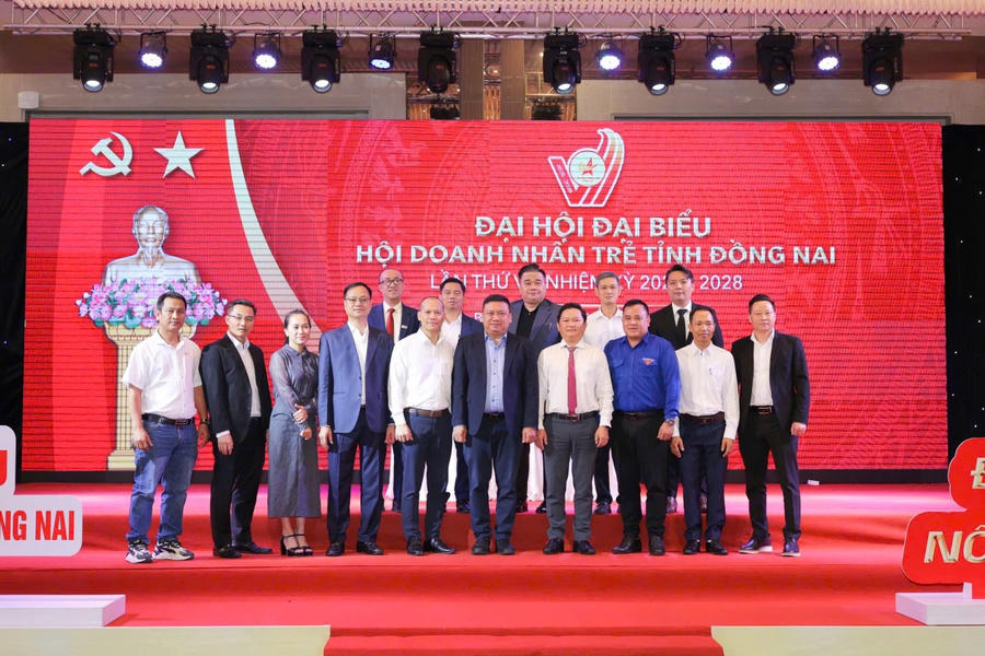Các đại biểu chụp hình lưu niệm