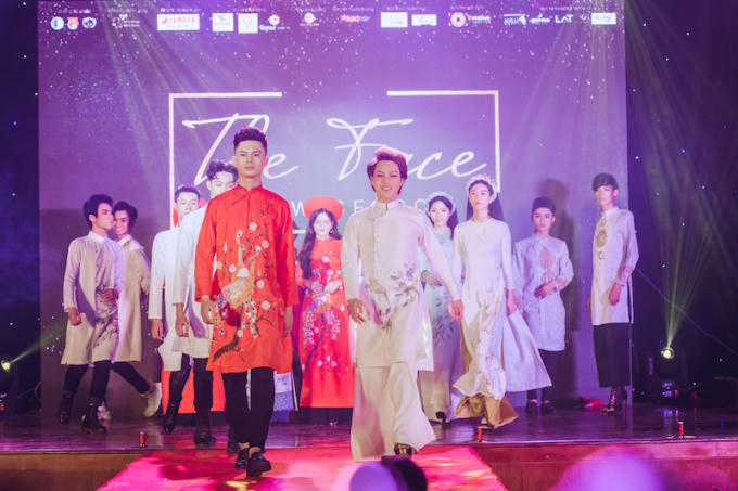 Top 21 Thí sinh trình diễn BST Hoa Nguyệt Điểu.