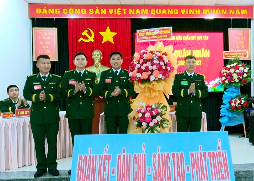 Thượng tá Nguyễn Ngọc Dung - Phó Chính uỷ BĐBP Tây Ninh tặng hoa chúc mừng Đại hội