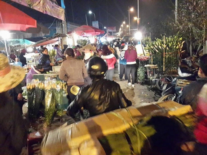 Đối với một số tiểu thương, hoa được chở về chợ từ khoảng 11h đêm hôm trước.