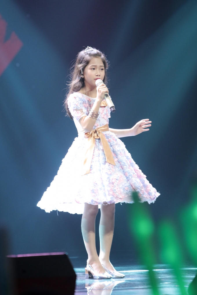 Bé Trần Minh Nguyệt chọn thể hiện ca khúc Tiếng anh 'Can you feel the love to night" khá quen thuộc.
