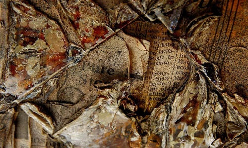 Lúc đầu, ông lên kế hoạch phủ ngoài những bức tường bằng ván ốp, nhưng bức tường giấy báo vẫn vững vàng sau mùa đông đầu tiên, khiến Stenman quyết định không cần làm thêm lớp bảo vệ. Ông chỉ mất hai năm để hoàn thành ngôi nhà và sống ở đó cho đến năm 1930. Trong 20 năm xây nhà và đóng đồ đạc, Stenman đã sử dụng khoảng 100.000 tờ báo.