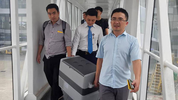 Ekip vận chuyển tr&aacute;i tim của nam thanh ni&ecirc;n v&agrave;o Huế.