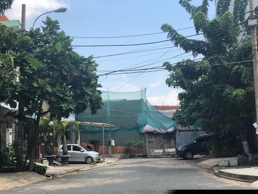 Tuyến đường B1 hiện đã bị bít lại bởi 2 căn nhà đang xây dở.