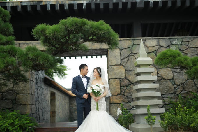 Trong bộ váy trắng tinh khôi, giữa không gian xanh mướt của những tán hắc tùng nổi bật trên nền đá xám và màu gỗ mun đặc trưng của xứ Phù Tang, trao nhau cái nhìn trìu mến, cùng tận hưởng khoảnh khắc hạnh phúc tràn đầy và ghi lại những bức ảnh đẹp như mơ.