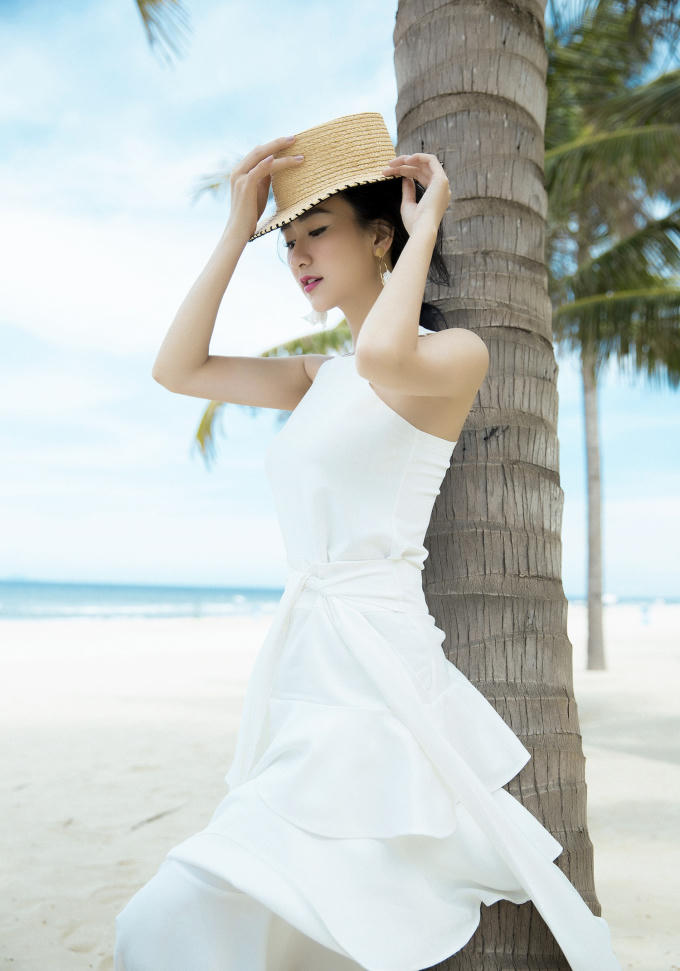 Vốn là một nhan sắc được đánh giá cao trong gu thời trang ăn mặc, luôn biết cách mang dấu ấn cá nhân và nét riêng khó lẫn trong showbiz, trong những shoot ảnh lần này Hà Thu chọn sự xuất hiện đơn giản nhưng không kém phần cuốn hút như một cách ghi lại dấu ấn của mình khi bước sang tuổi mới.