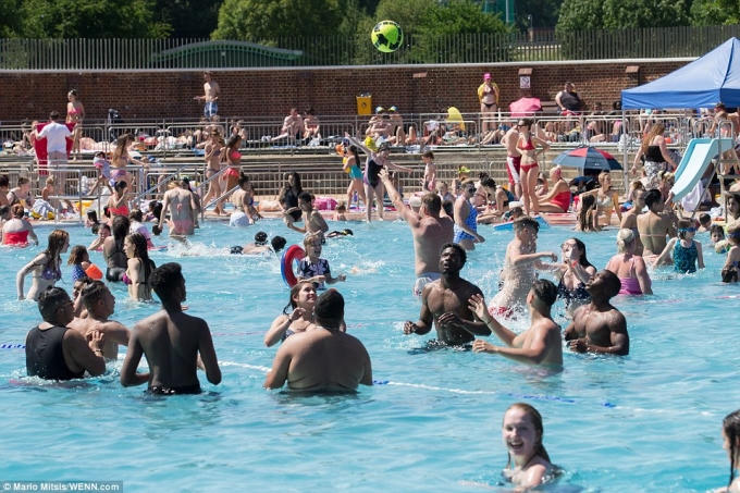 Bể bơi cũng là 1 trong những nơi nhiều người lựa chọn để hạ nhiệt. (Ảnh: Daily Mail)