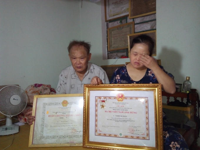 Hai bố con ông Ngân bị ảnh hưởng của chất độc màu da cam, con gái gần 40 tuổi nhưng nhận thức rất hạn chế.