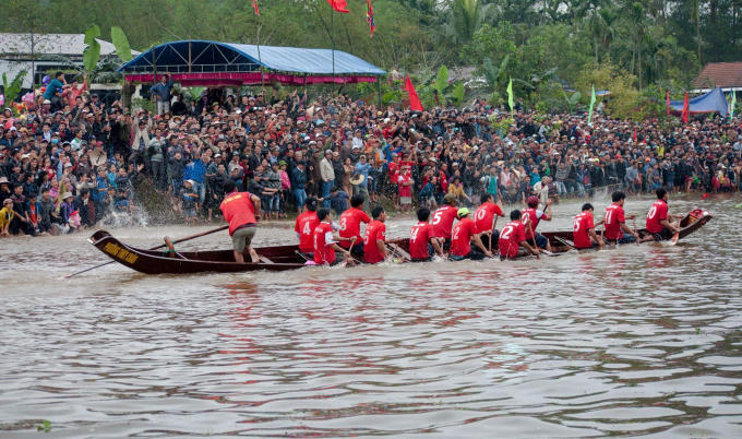 Đội thuyền đua có 14 tay chèo.