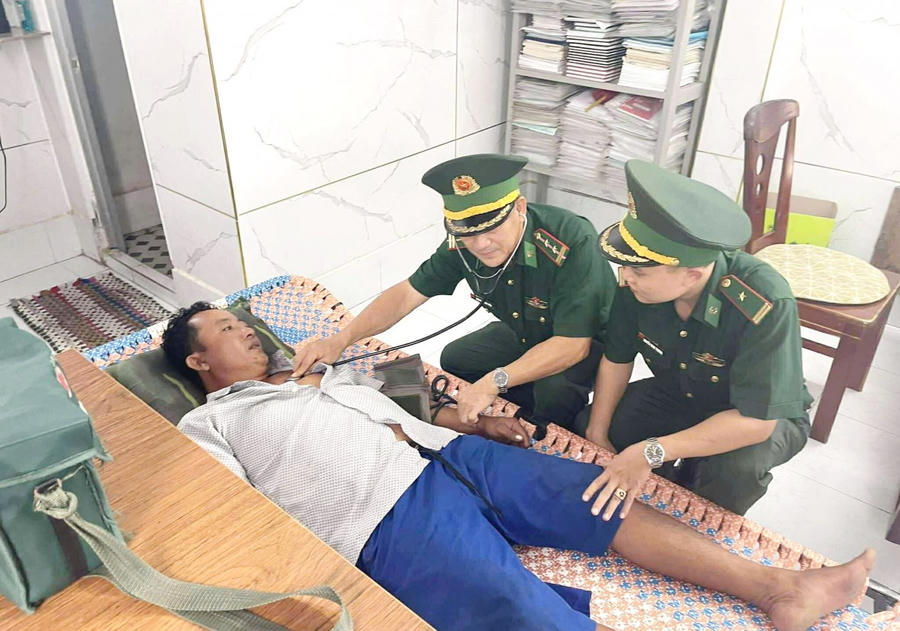 Quân y chăm sóc sức khỏe thuyền viên gặp nạn.