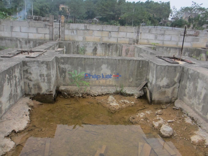 Phần móng dở dang , trở thành nơi đọng nước (Ảnh: Thu Hường)