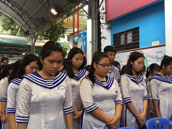 Trong phút mặc niệm thiêng liêng, nhiều em không khỏi xúc động