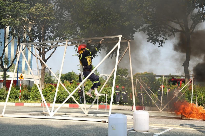 Các vận động viên cùng các đội thi tranh tài tại Hội thao. Ảnh CABD