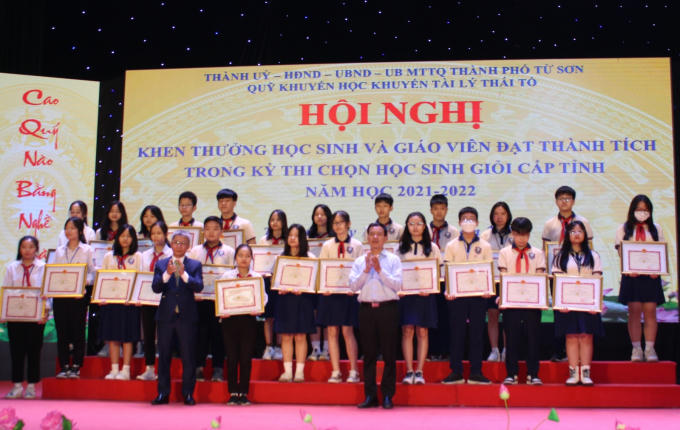 Lãnh đạo Phòng GD&ĐT Từ Sơn trao giấy khen của thành phố cho HS đạt giải Ba.