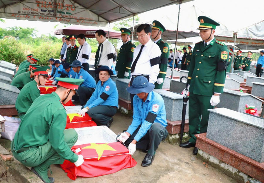 Bí thư Tỉnh ủy Kiên Giang Nguyễn Tiến Hải thực hiện nghi thức an táng hài cốt liệt sĩ