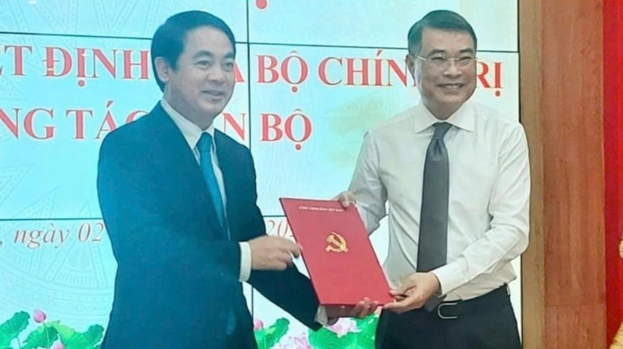Trưởng Ban Tổ chức Trung ương Lê Minh Hưng trao quyết định của Bộ Chính trị về việc điều động, phân công đối với ông Nghiêm Xuân Thành. Ảnh: Hữu Long