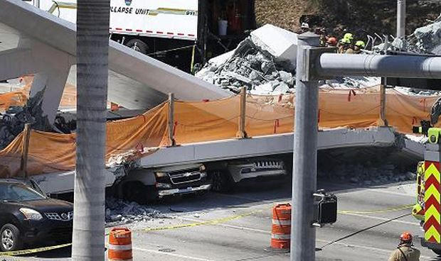 Hiện trường xảy ra vụ sập cầu tại Mỹ.