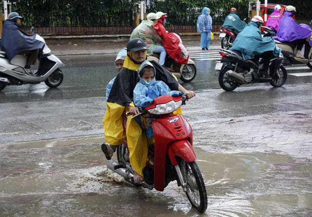Mưa triền miên khiến đường phố ẩm ướt, nhiều nơi nước đọng, việc đi lại rất vất vả.