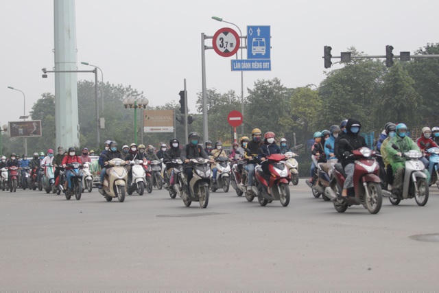 Khi được hỏi, nhiều người tham gia giao thông trên tuyến đường này cho biết họ tới từ các huyện ngoại thành phía tây vào thành phố để làm việc.