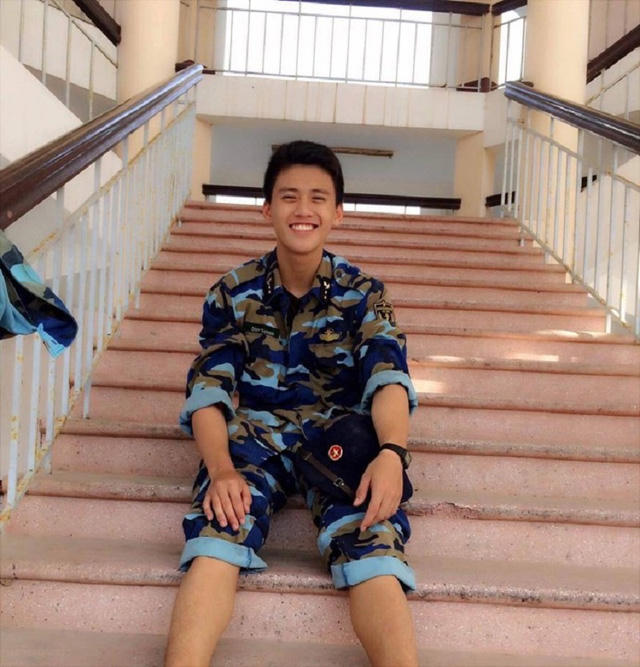 Ch&agrave;ng l&iacute;nh hải qu&acirc;n c&oacute; nụ cười ấm &aacute;p g&acirc;y