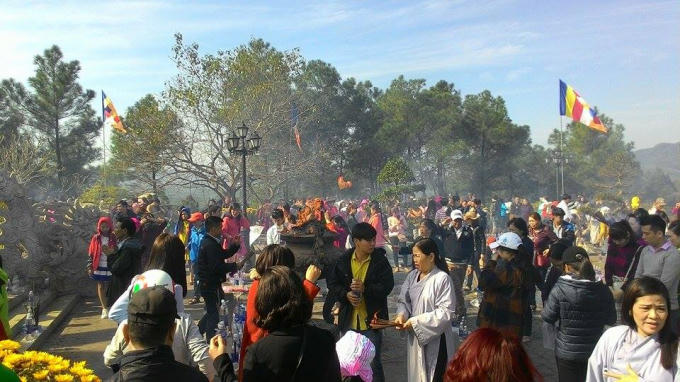 Mọi người đến Tượng Phật Quan âm Bồ Tát để nguyện cầu cho bản thân và gia đình một năm mới bình an.