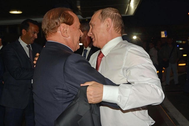 Tổng thống Nga Vladimir Putin với cựu Thủ tướng Italia Silvio Berlusconi tại một cuộc họp (Ảnh:EPA)