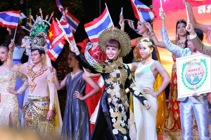 Hoa hậu Hằng Nguyễn diễn áo dài truyền thống hội ngộ dàn hoa hậu quốc tế ở Thái Lan