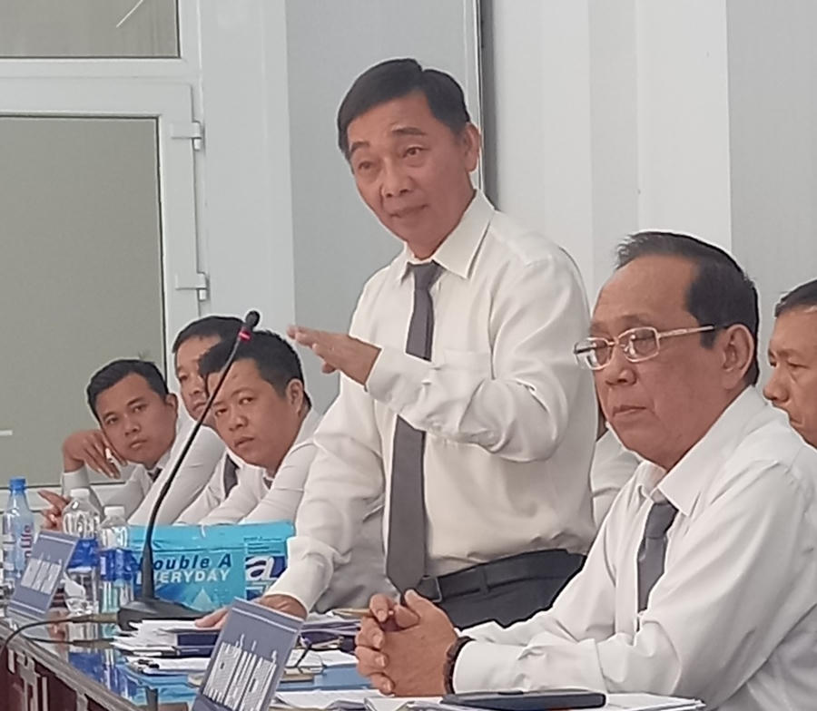 Luật sư Đinh Trọng Liên đang tranh luận với đại diện Viện Kiểm sát Long Thành.