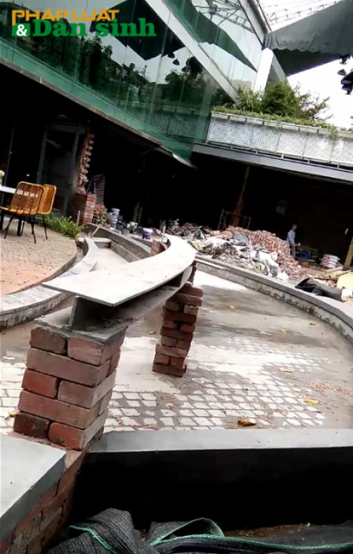 Bên trong sân vẫn đang được xây dựng.