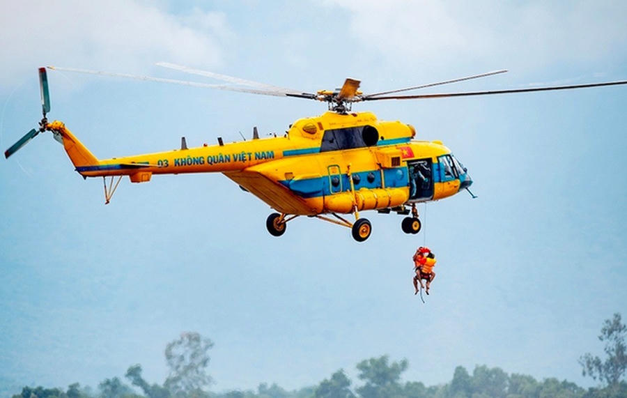 Trực thăng và tổ tìm kiếm cứu hộ, cứu nạn đường không của Trung đoàn 916 luyện tập tình huống cứu nạn.