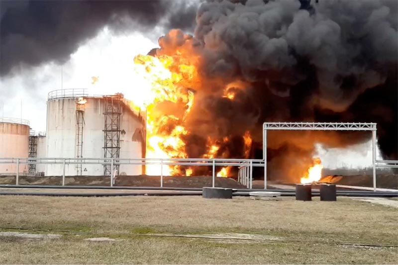 Hình ảnh kho chứa nhiên liệu ở thành phố Belgorod, miền nam Nga bốc cháy sáng 1/4. Ảnh: Reuters