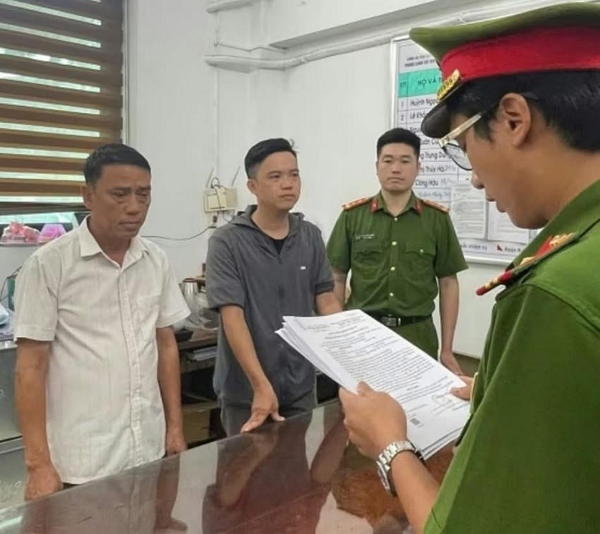 Cơ quan Công an thực hiện lệnh bắt bị can Nguyễn Văn Đây (áo trắng), và Bùi Yên Khánh (áo xám)