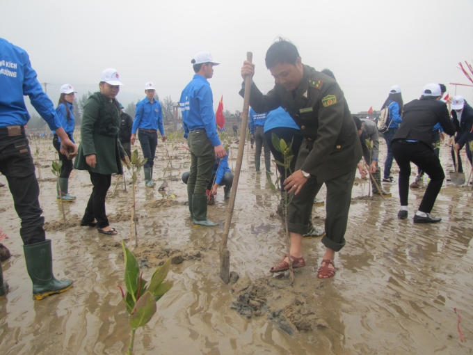 Các bạn trẻ hăng hái tham gia trồng cây bảo vệ khí hậu.