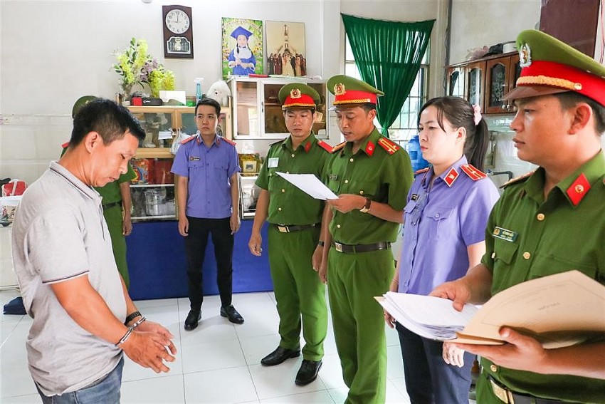Cơ quan Cảnh sát điều tra Công an huyện Vĩnh Thạnh tống đạt các quyết định và lệnh đối với Nguyễn Văn Tuấn.