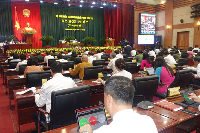 Các đại biểu HĐND TP biểu quyết thông qua dự thảo các nghị quyết trình kỳ họp thứ 7 (kỳ họp chuyên đề) HĐND TP khoá XVI.