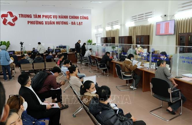 Người dân đến làm thủ tục hành chính tại Trung tâm Phục vụ hành chính công phường Xuân Hương - Đà Lạt (Lâm Đồng) trong ngày đầu vận hành thử nghiệm. Ảnh: Nguyễn Dũng/TTXVN