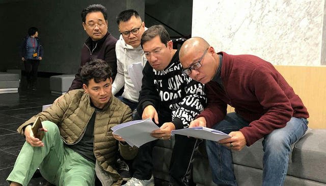 Hình ảnh các nghệ sĩ hăng say tập Táo Quân trong đêm giá rét khiến nhiều người xúc động.