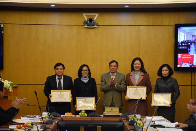 Đại diện Công đoàn Viên chức Việt Nam tặng Bằng khen chuyên đề Giỏi việc nước, đảm việc nhà cho các cá nhân.