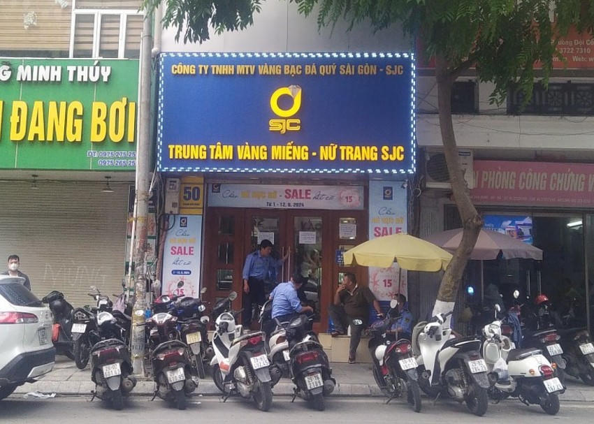 Một cửa hàng của Công ty SJC trên phố Giang Văn Minh vào buổi chiều (Hà Nội).