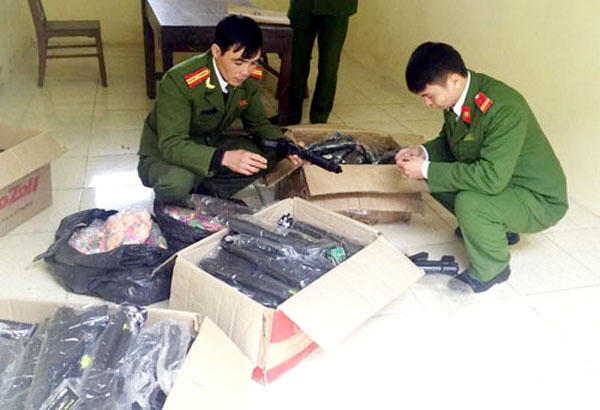 Công an huyện Quảng Xương tiến hành khám xét và tịch thu đồ chơi nguy hiểm tại nhà ông Kỳ.