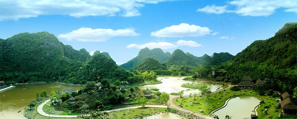 Một góc Khu du lịch sinh thái Thung Nham nhìn từ trên cao.