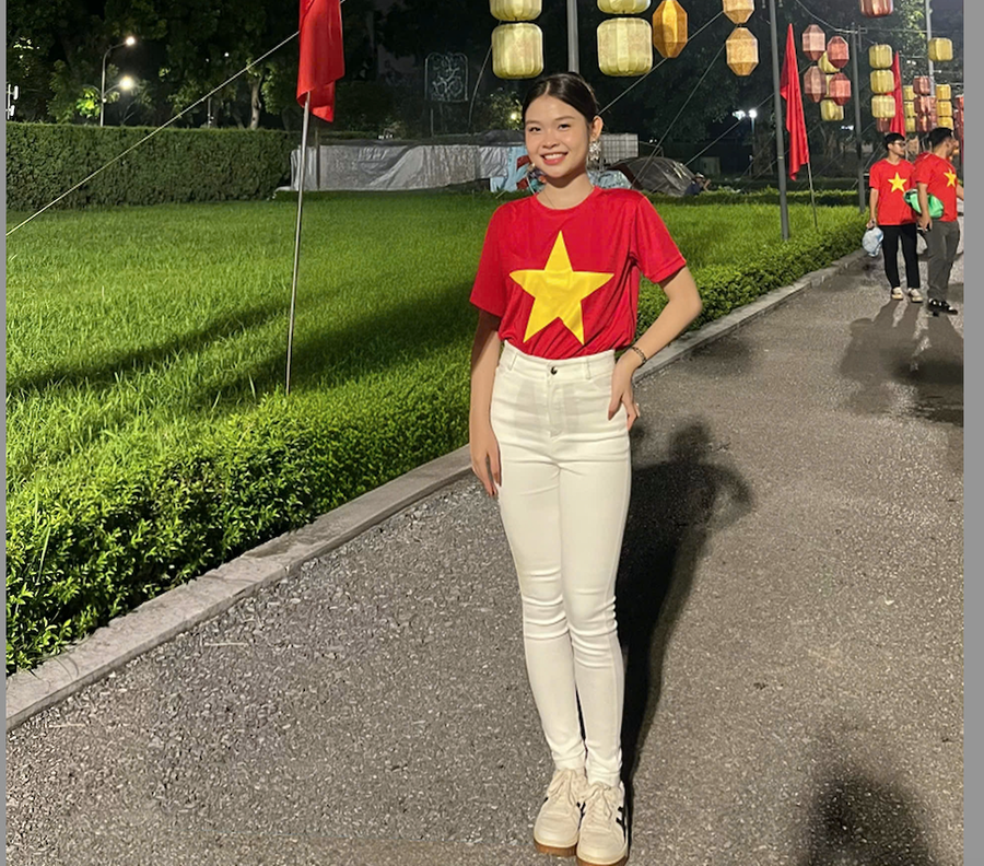 Lê Khánh Huyền tham gia vào lực lượng sinh viên tình nguyện phục vụ sự kiện A80 của đất nước.