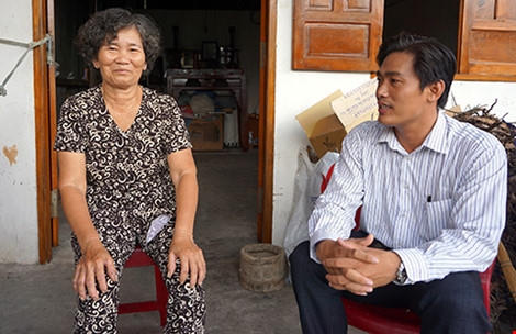 Anh Nguyễn Văn Sen (thành viên tổ vận động THA huyện Châu Thành, Long An) trò chuyện với một đương sự. Ảnh: N.NGA